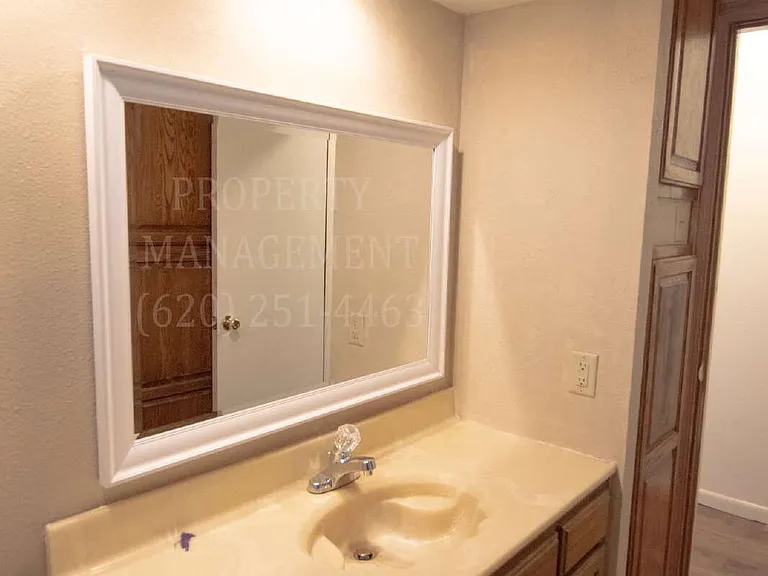 704 S Cline Rd — Photo 3