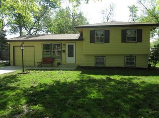 607 NW Fair Ln, Lees Summit, MO 64063