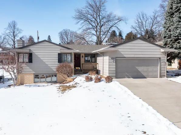 1232 E Coulee Rd, Bismarck, ND 58501