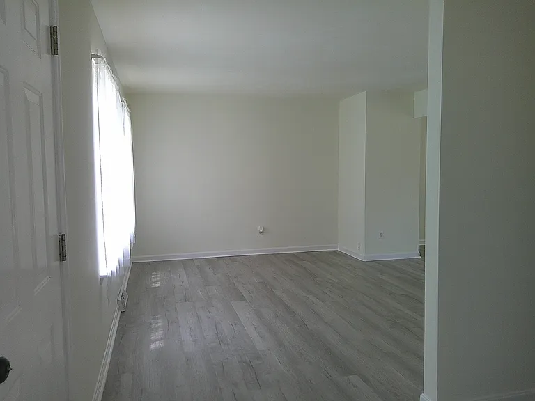 209 Ingram St E — Photo 13