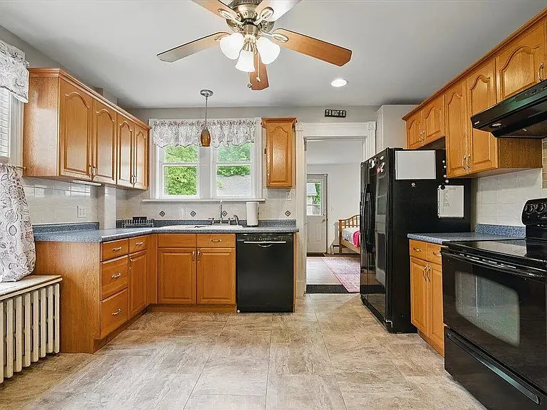 112 E Brown St — Photo 16