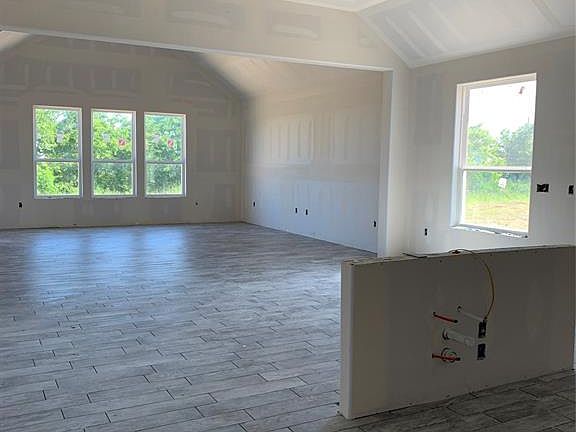 5th image of 110 Comal Dr