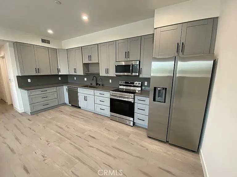3 bed, 2.5 bath, 1176 sqft, $3,700 — Photo 4