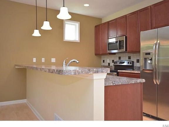 11' raised breakfast bar, extra window, recessed can lighting & pendants