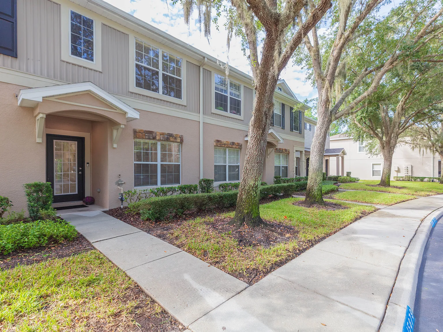3 bed, 2.5 bath, 1383 sqft, $2,200 — Photo 2