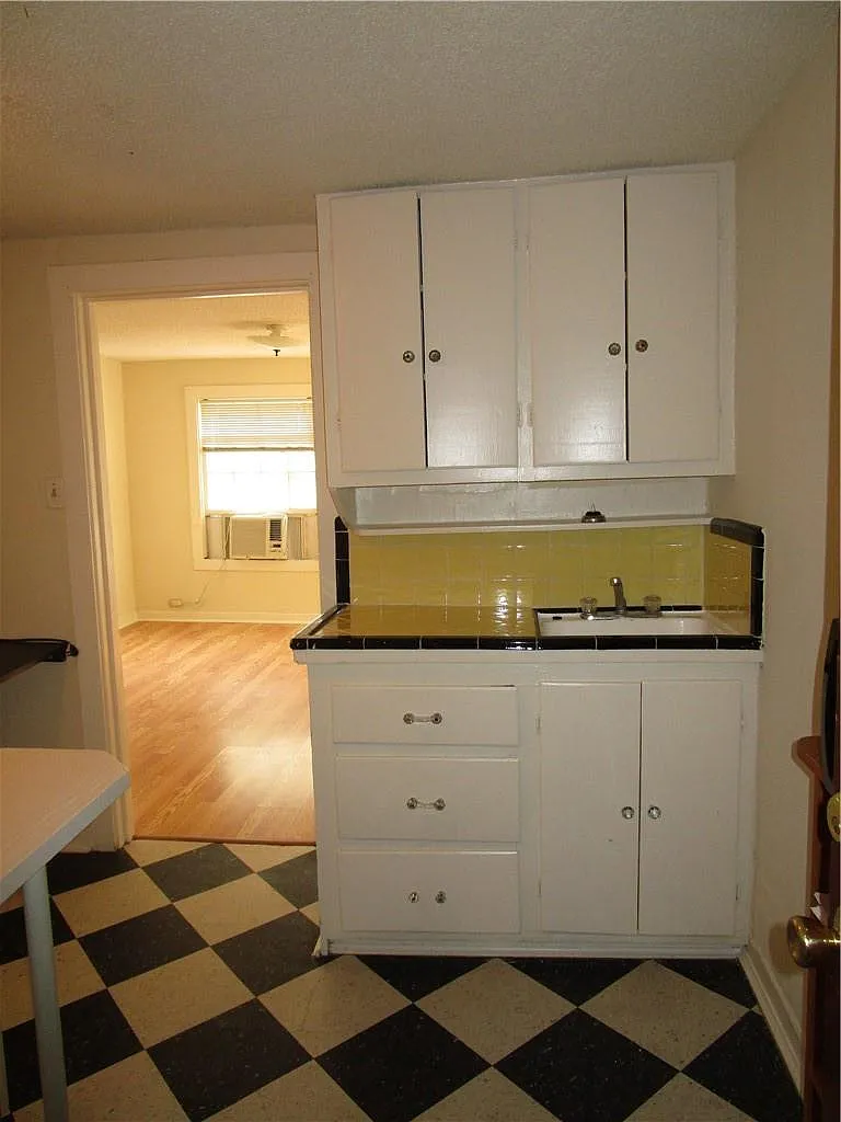 1 bed, 1.0 bath, 250 sqft, $750 — Photo 2