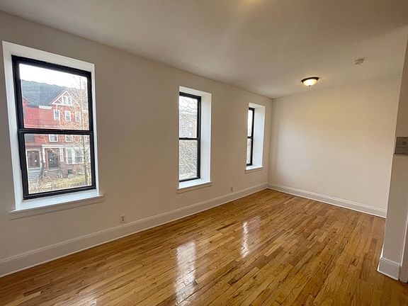 3rd image of 255 Gates Ave APT 3