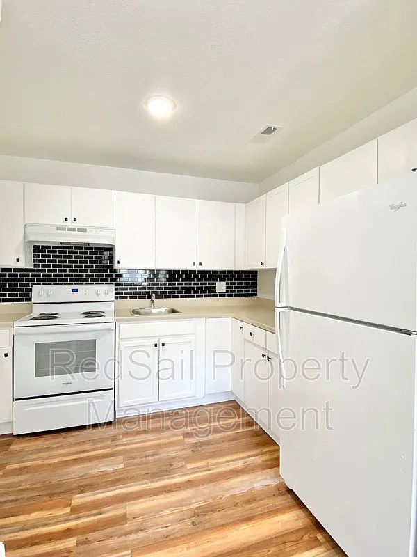 3 bed, 1.0 bath, 960 sqft, $1,595 — Photo 3