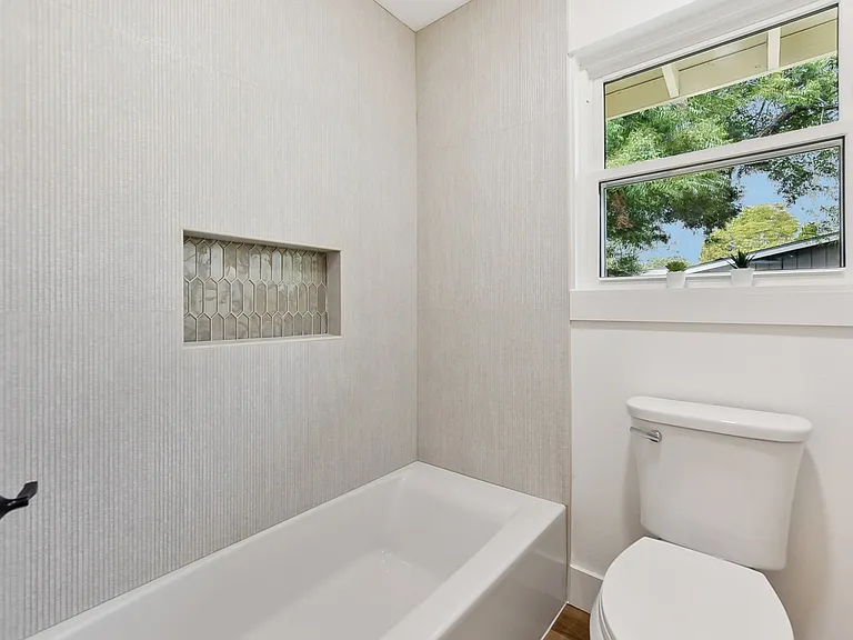 202 E Caddo St — Photo 10