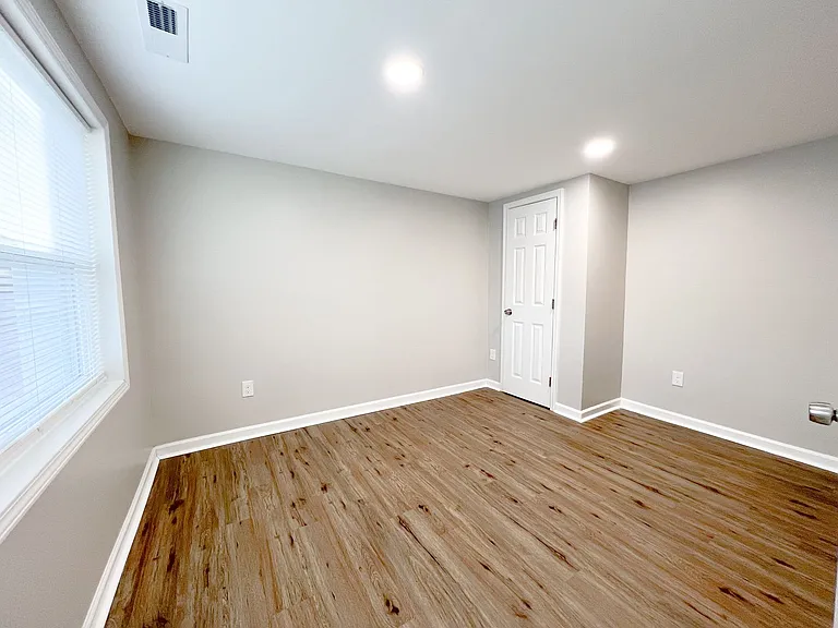 492 Oak St — Photo 4