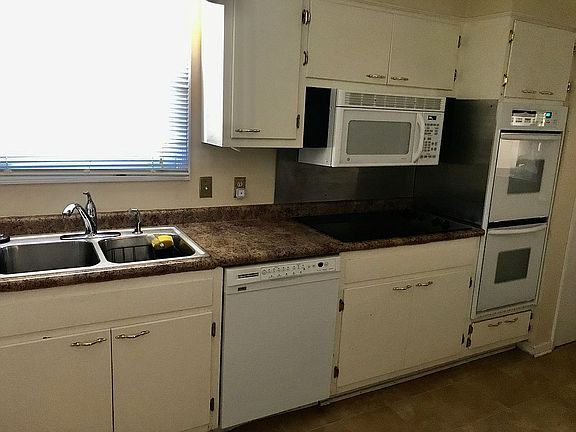 Eat-in kitchen w/double oven