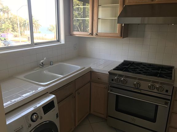 Ocean view from your kitchen! With LG combo washer/dryer fo