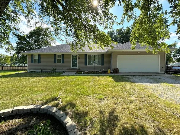 29406 S Garden Meadows Ln, Garden City, MO 64747