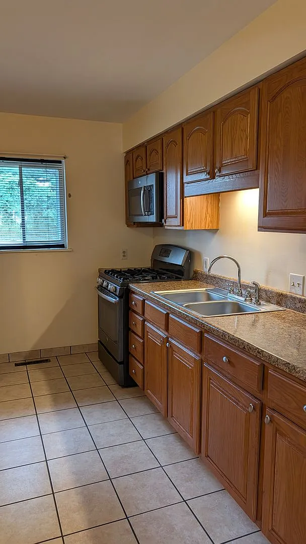 Charming 2 Bedroom Apartment — Photo 3