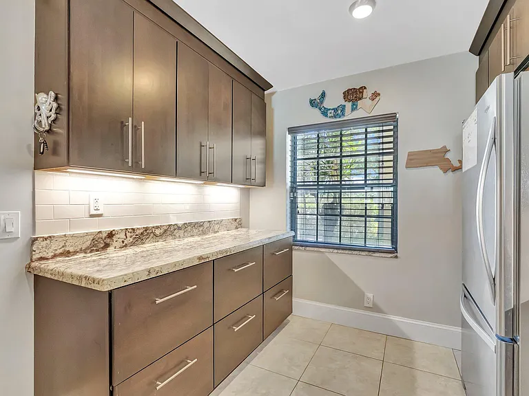 701 Avenue L — Photo 4