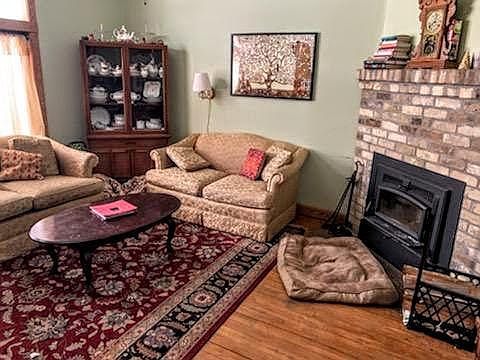 livingrfoom with fireplace