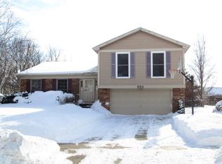 883 Boxwood Dr, Crystal Lake, IL 60014