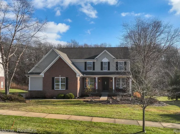 9654 Westwood Cir, Clarkston, MI 48348