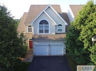 20 Pin Oak Dr, North Brunswick, NJ 08902