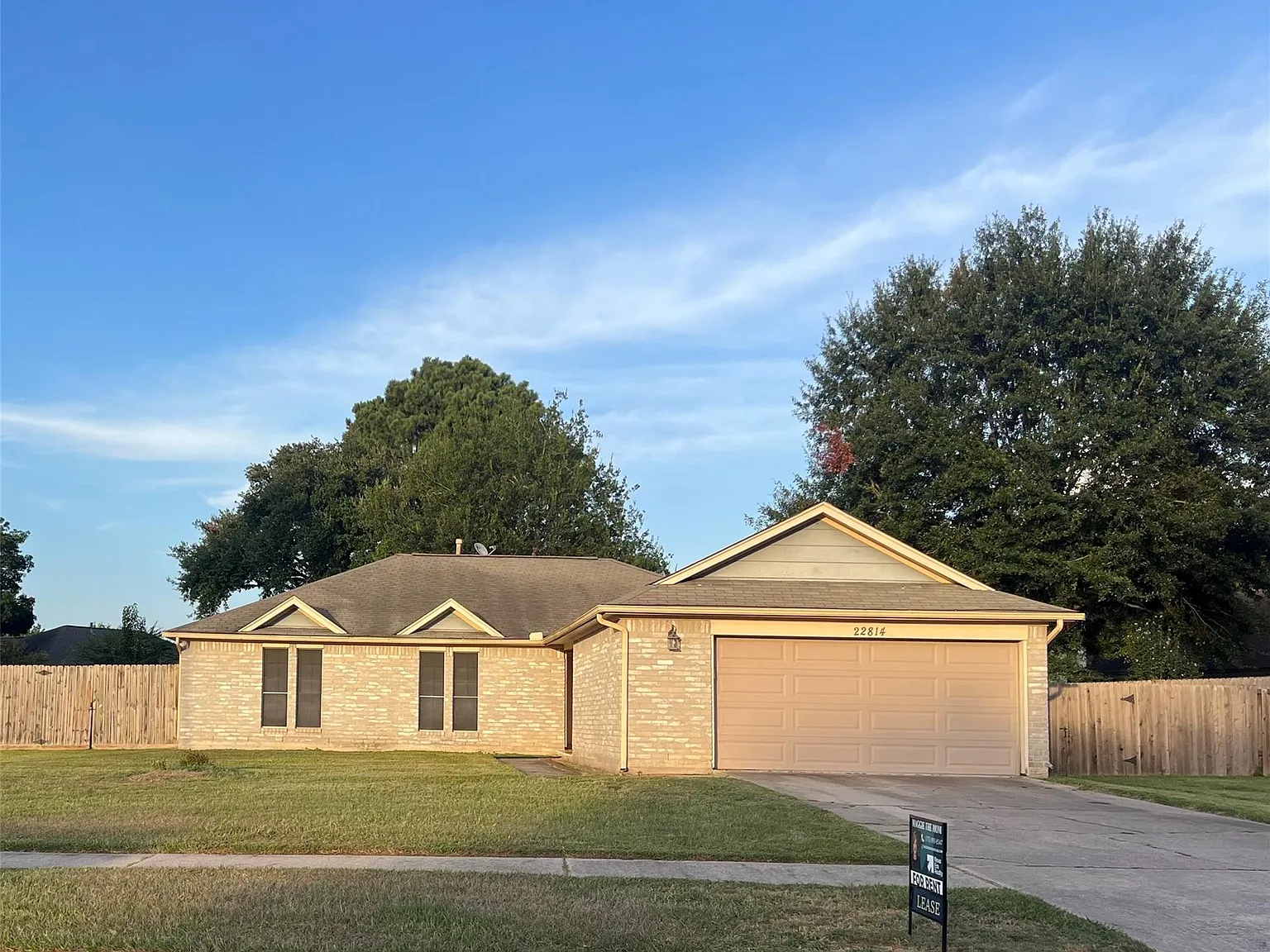 3 bed, 2.0 bath, 1704 sqft, $3,000 — Photo 2