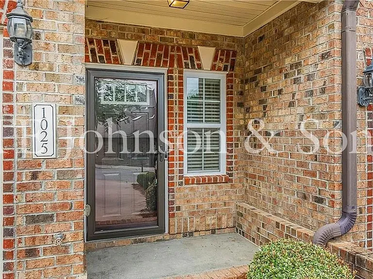 1025 Richmond Park Dr — Photo 2
