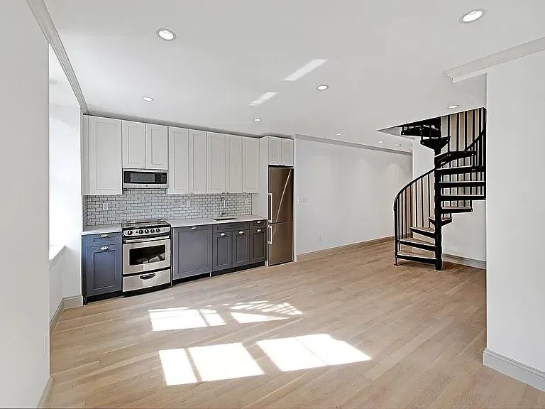 57 2nd Ave #2/3 — Photo 4