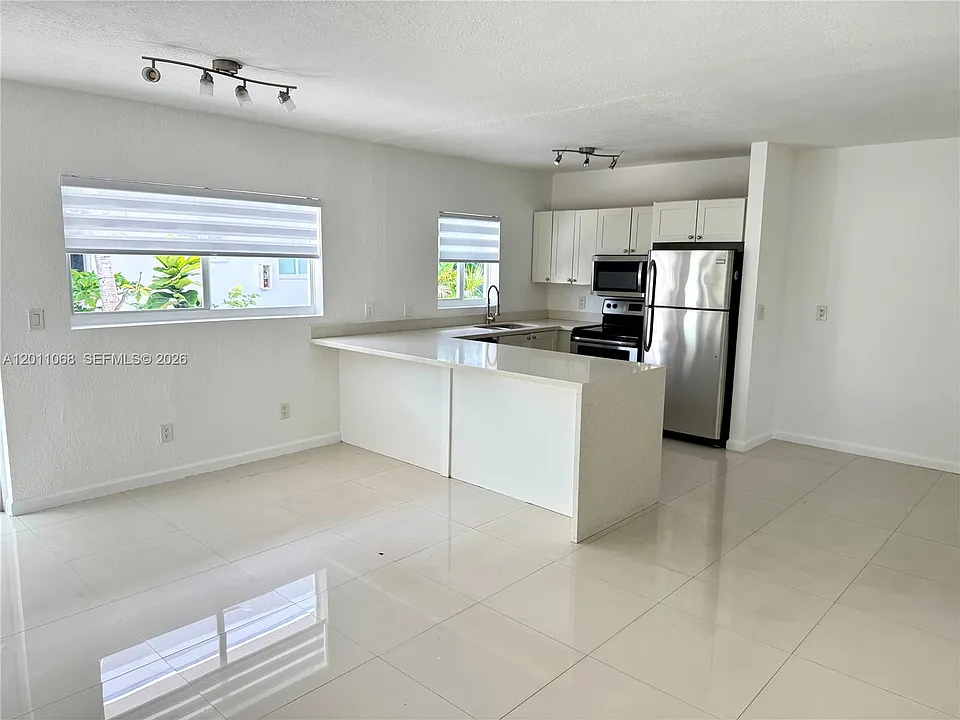 8035 Crespi Blvd #9