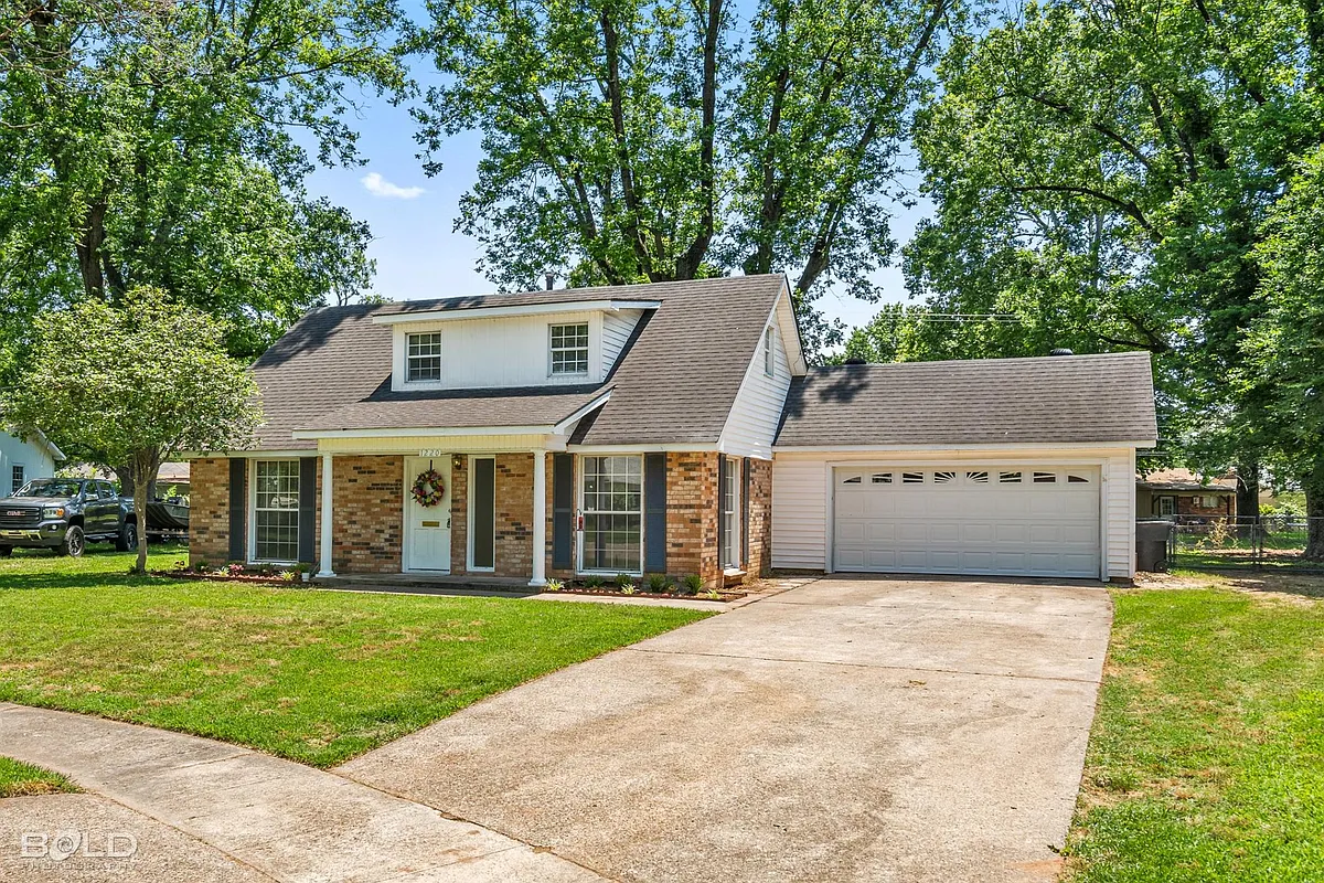 Building Photo - 1220 Evangeline Cir #1