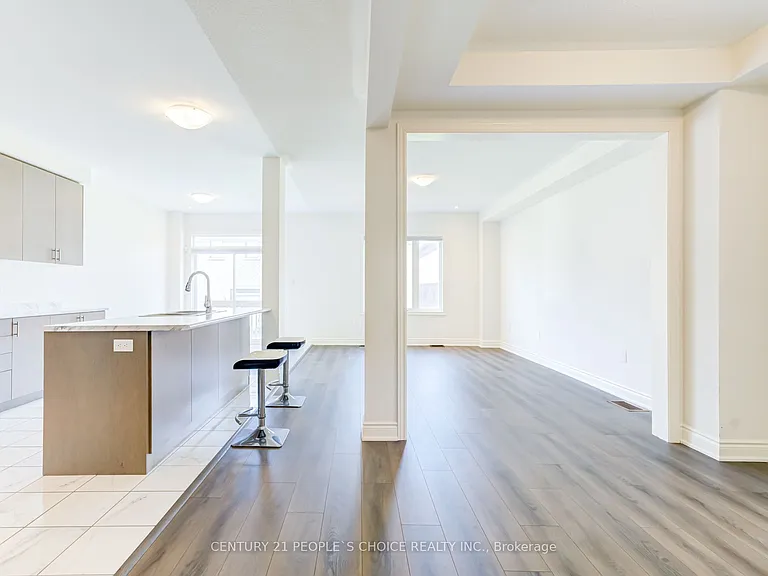 2237 Crystal Dr — Photo 7