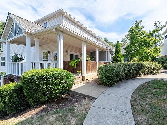 WELCOME HOME!  818 Bracken Trail! END UNIT!