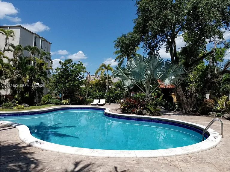 6886 N Kendall Dr #D202 — Photo 22