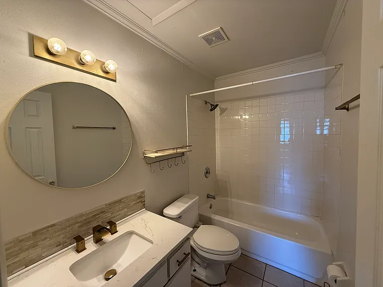 136 Country Club Dr #D — Photo 8