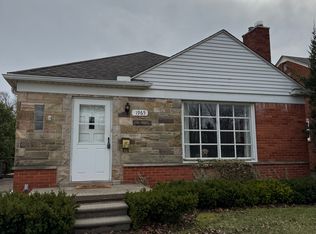 1965 Hollywood Ave, Grosse Pointe Woods, MI 48236