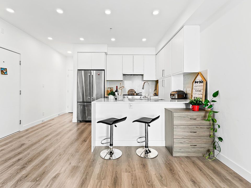 1st image of 700 Clarke Rd #505