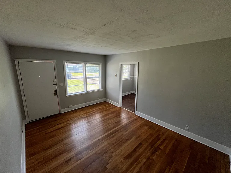 4613 Montview Dr — Photo 2