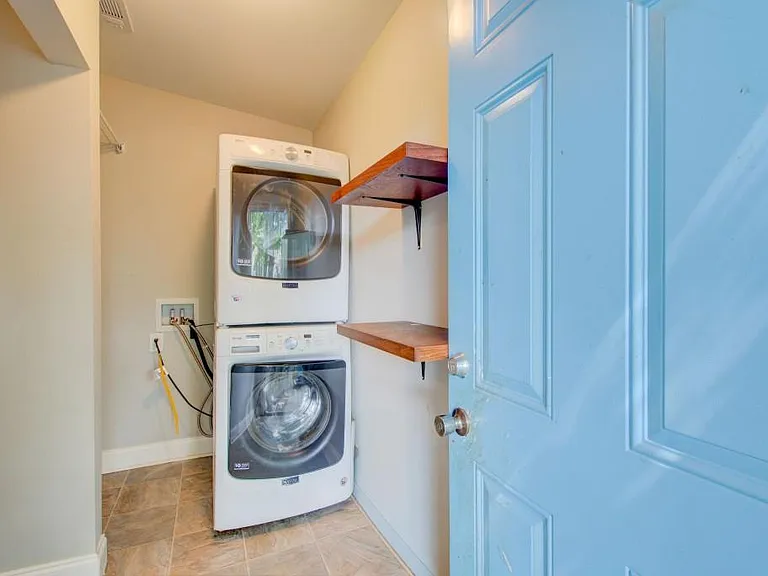 592 Martin St SE — Photo 15