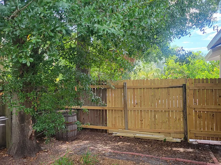 1420 Highland St N — Photo 24