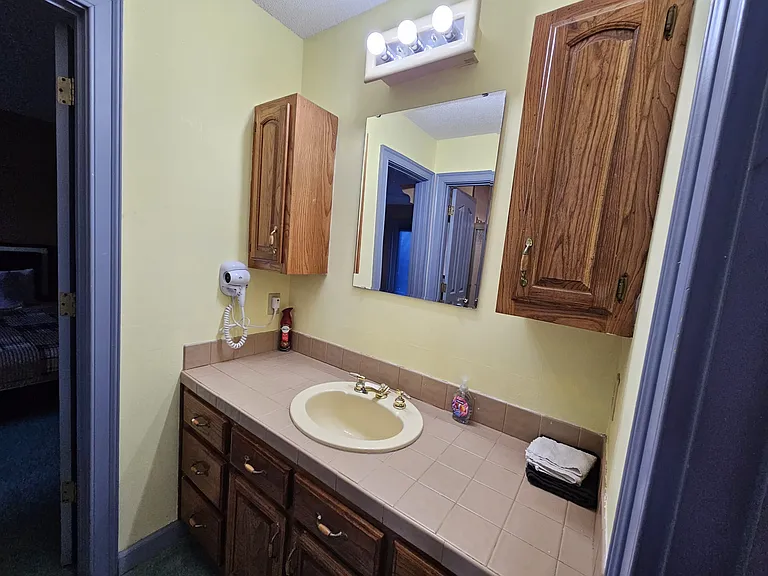 8220 Hunters Creek Dr — Photo 16