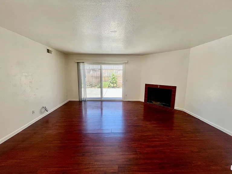 975 Owsley Ave — Photo 4
