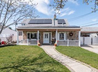 6 Cord Ln, Levittown, NY 11756