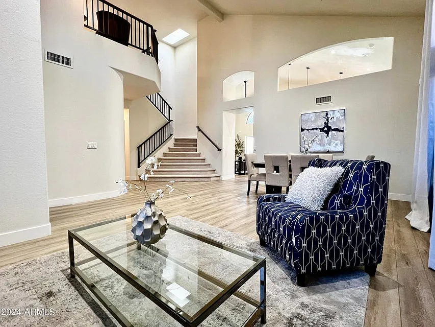 4 bed, 2379 sqft, $4,300 — Photo 3