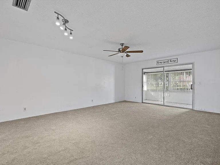 102 Amherst Ln — Photo 8