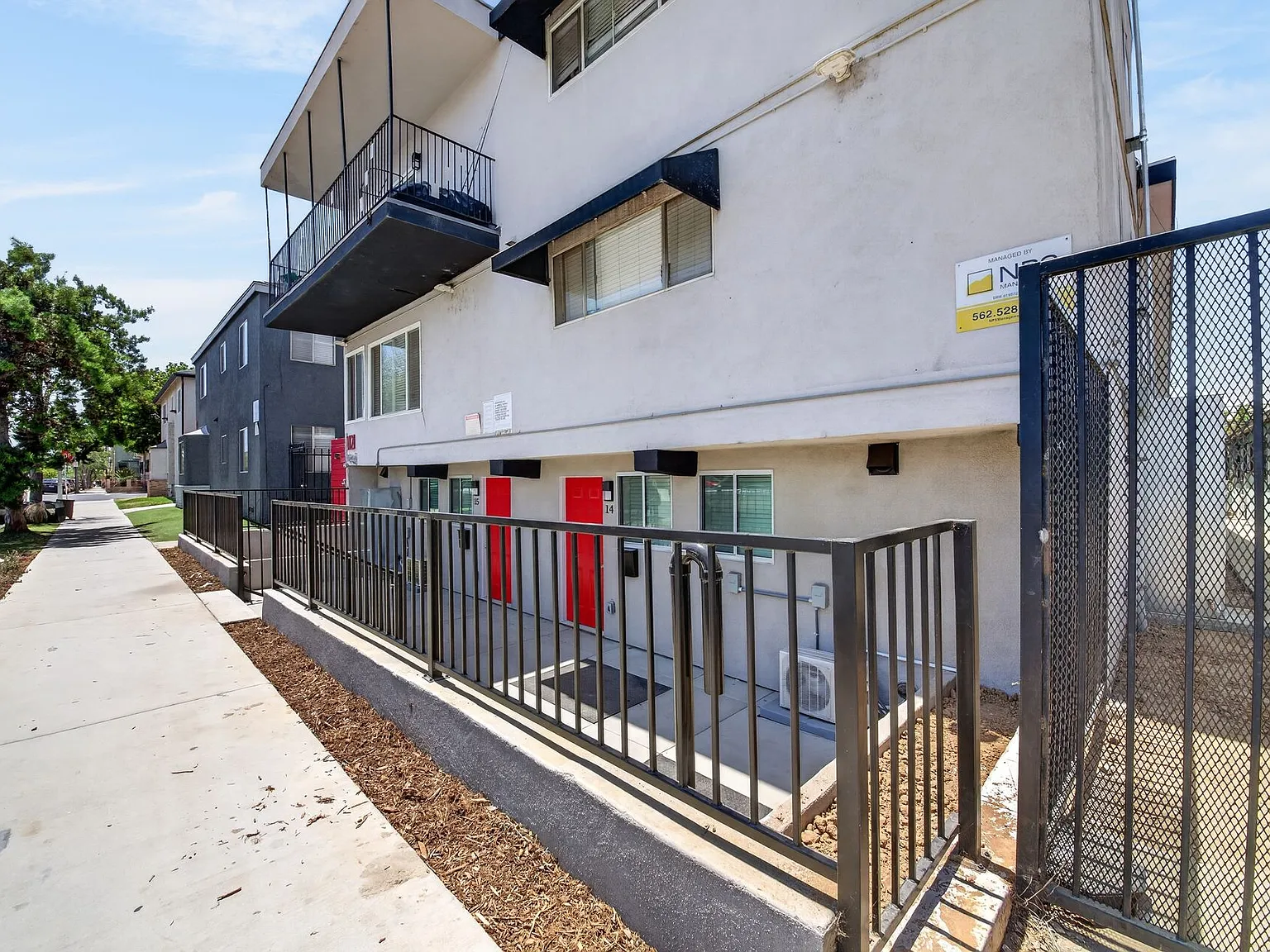 1121 Daisy Avenue — Photo 2