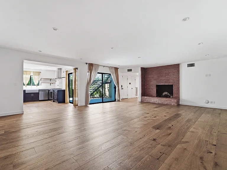 393 Huntley Dr — Photo 2