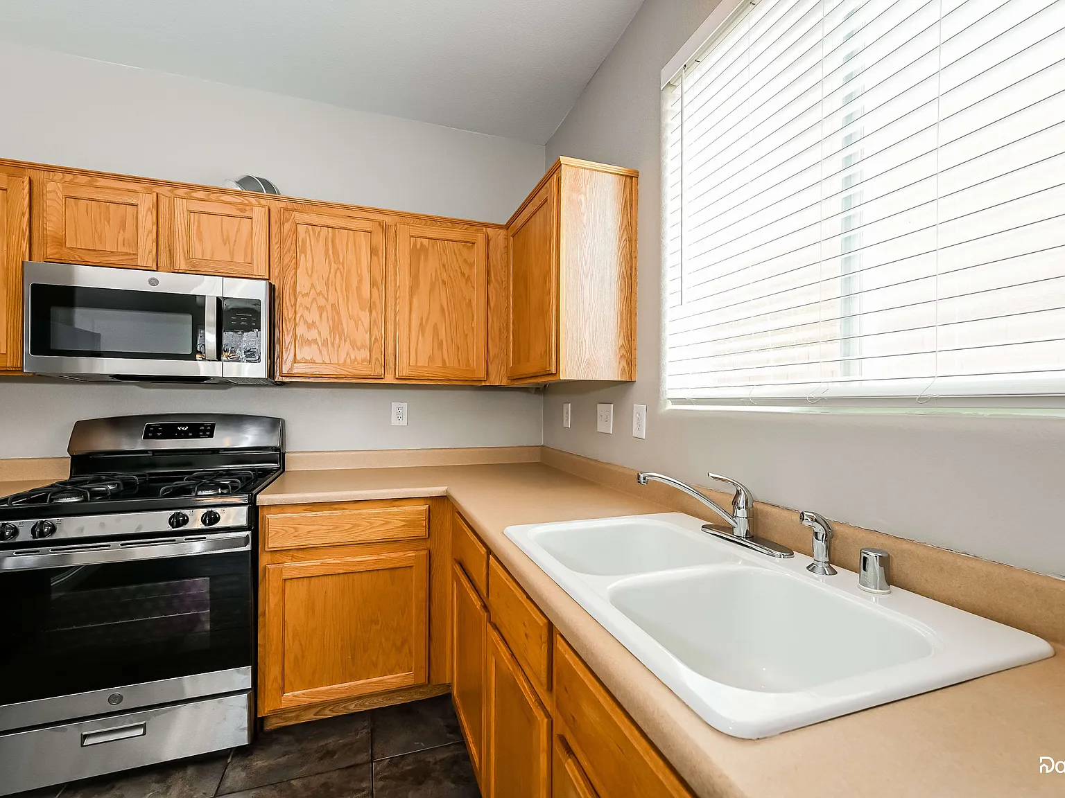 3 bed, 2.5 bath, 1304 sqft, $2,105 — Photo 3