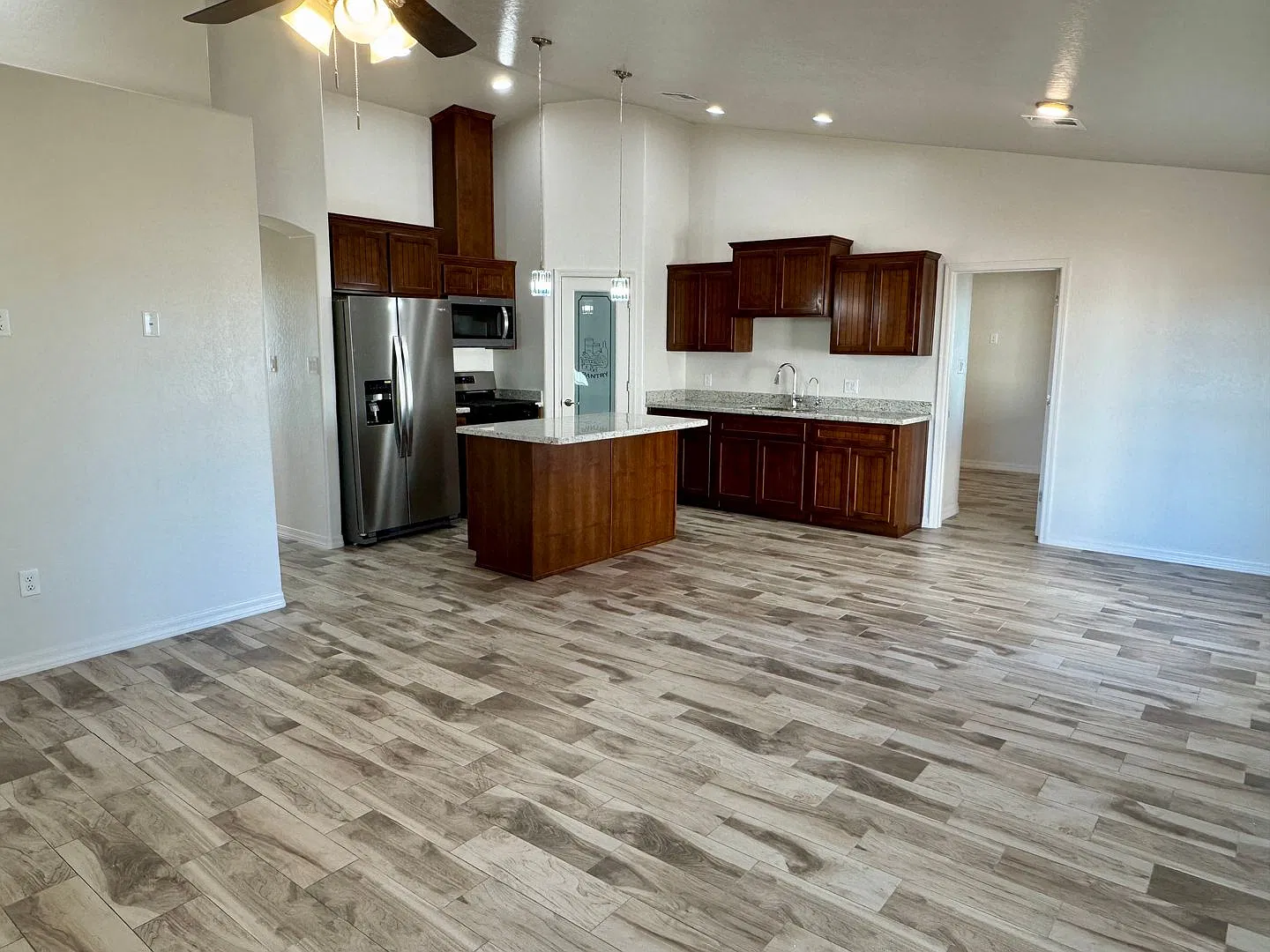 Newer Four Bedroom Three Bath Home in San Luis AZ. — Photo 4