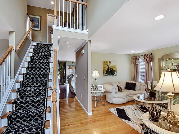 2-story foyer