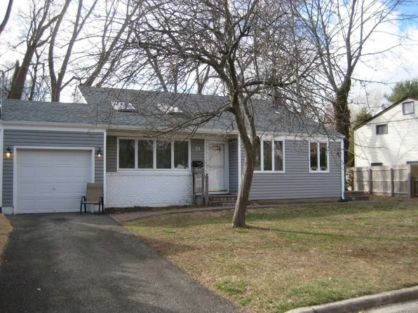 24 Court Dr, Huntington Station, NY 11746