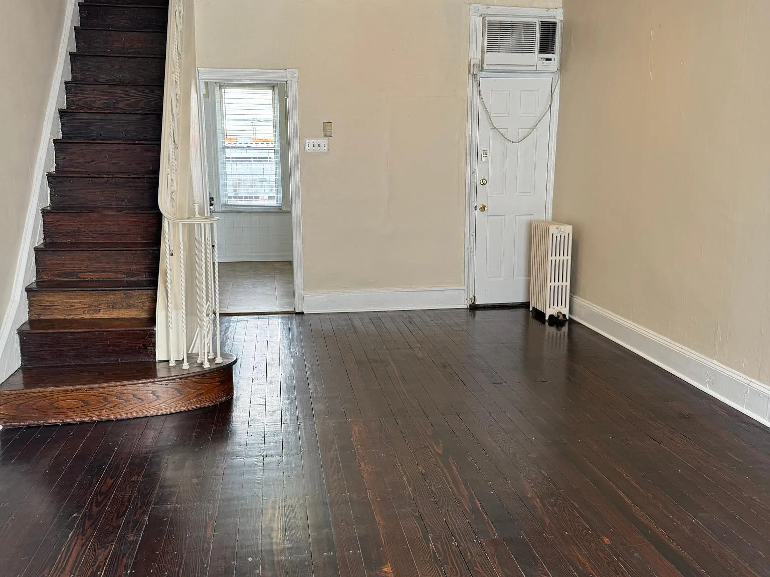 3 bed, 920 sqft, $1,520 — Photo 1
