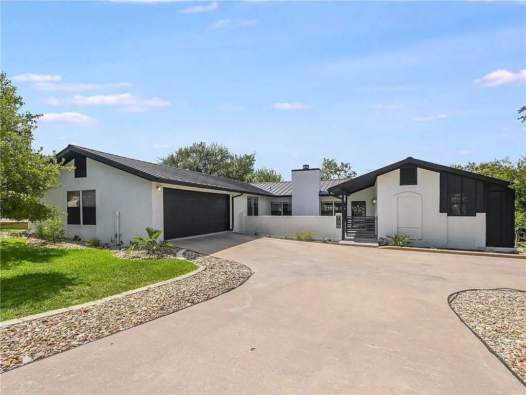 3 bed, 2.0 bath, 2097 sqft, $4,200 — Photo 1